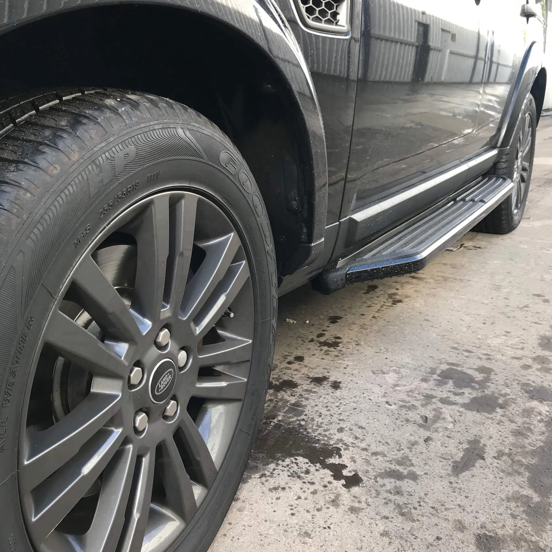 Black OE Style Side Steps for Land Rover Discovery 3 and 4
